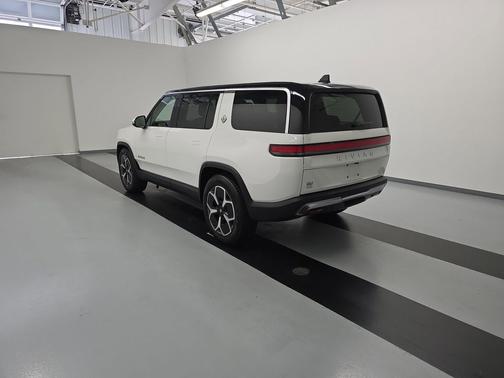 2024 Rivian R1S Adventure Package