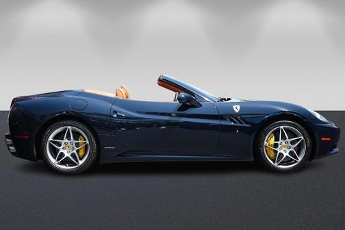 Nuovo Blu Pozzi 2011 Ferrari California
