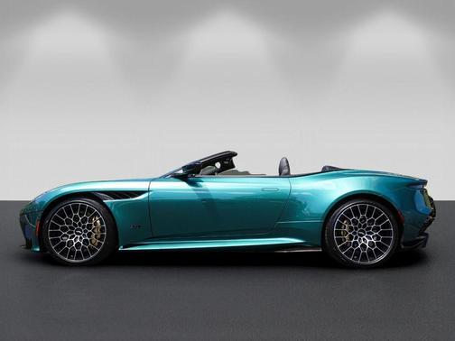 Aston Martin Racing Green 2023 Aston Martin DBS ULTIMATE