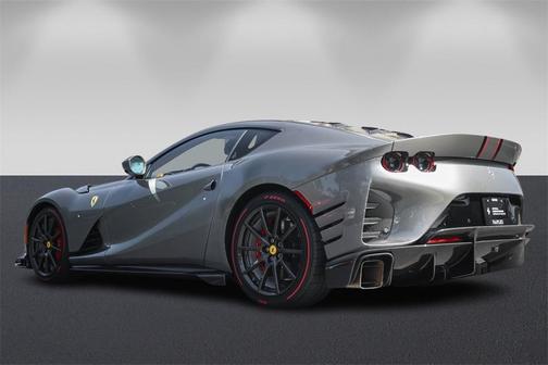 2022 Ferrari 812 Competizione 