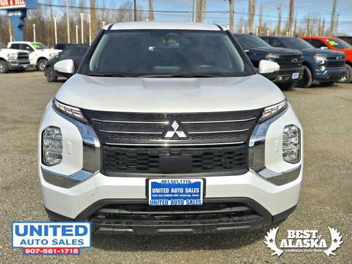 White 2024 Mitsubishi Outlander ES