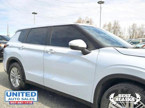 White 2024 Mitsubishi Outlander ES