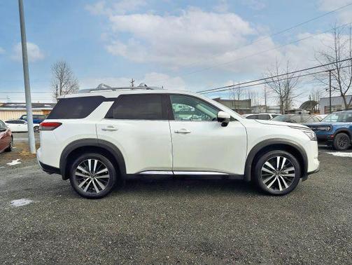 White 2024 Nissan Pathfinder Platinum