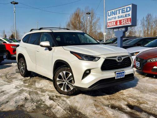 White 2023 Toyota Highlander XLE