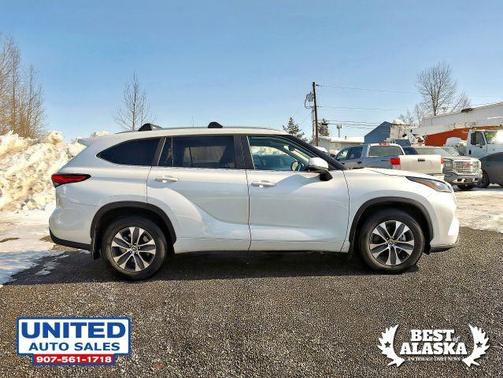 White 2023 Toyota Highlander XLE