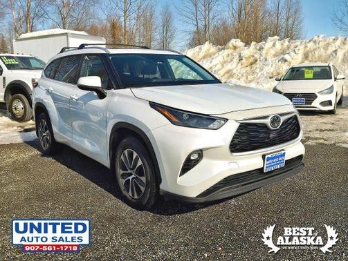 White 2023 Toyota Highlander XLE