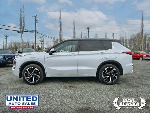 White 2023 Mitsubishi Outlander PHEV SEL
