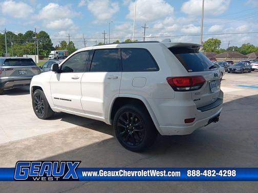 Bright White Clearcoat 2022 Jeep Grand Cherokee Laredo