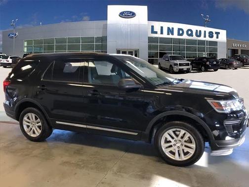 Photo 1 of 32 of 2018 Ford Explorer XLT