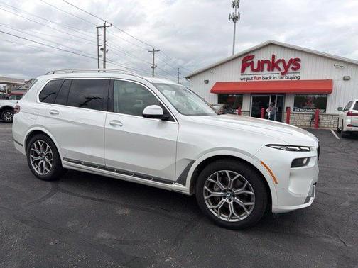 White Metallic 2024 BMW X7 xDrive40i