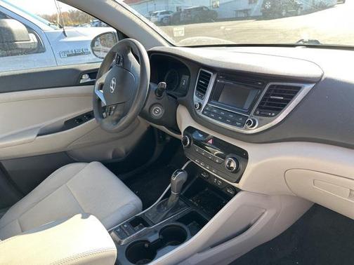 2017 Hyundai TUCSON SE