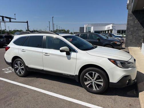 Crystal White Pearl 2018 Subaru Outback 3.6R Limited