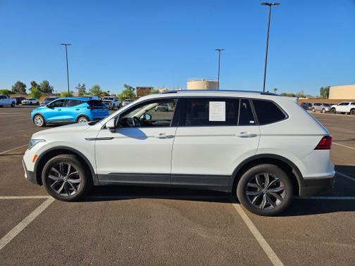 Opal White Pearl 2023 Volkswagen Tiguan 2.0T SE