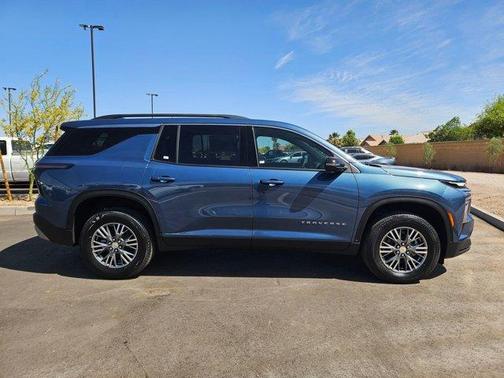 2025 Chevrolet Traverse LT