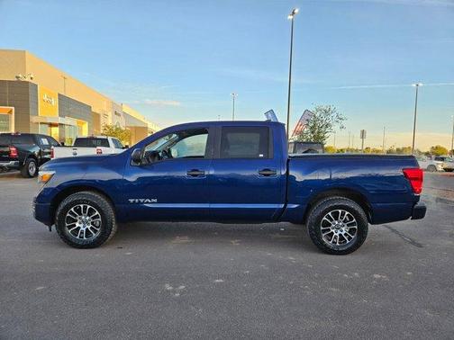 2023 Nissan Titan SV