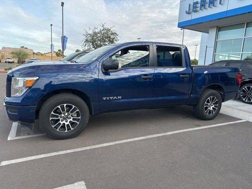 2023 Nissan Titan SV