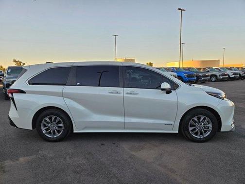 2021 Toyota Sienna XLE