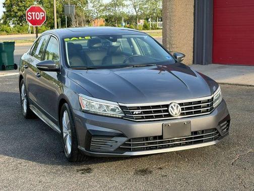 Platinum Gray Metallic 2019 Volkswagen Passat 2.0T SE R-Line