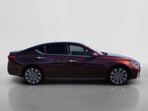 Garnet Pearl 2023 Nissan Altima 2.5 SL