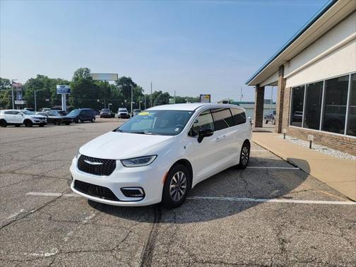 2024 Chrysler Pacifica Hybrid Select