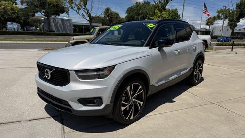 Glacier Silver Metallic 2021 Volvo XC40 T5 R-Design
