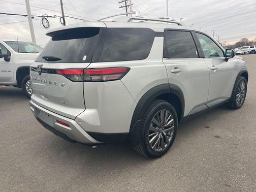 2023 Nissan Pathfinder SL FWD