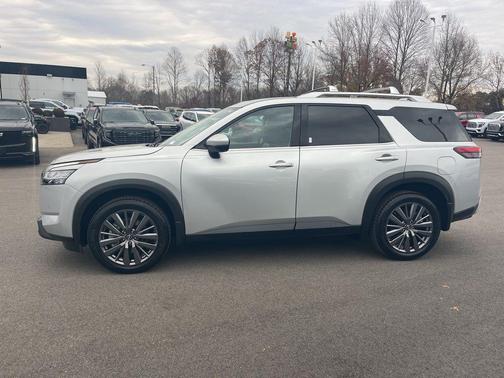 2023 Nissan Pathfinder SL FWD