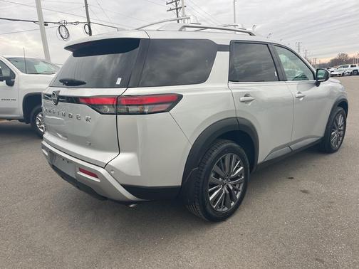2023 Nissan Pathfinder SL FWD