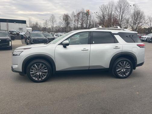 2023 Nissan Pathfinder SL FWD
