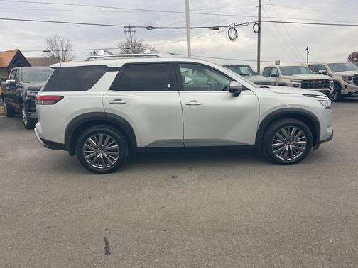 2023 Nissan Pathfinder SL FWD
