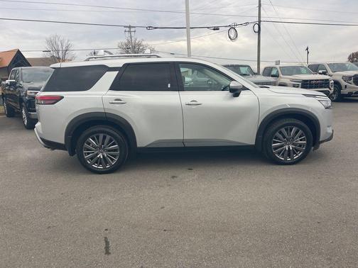2023 Nissan Pathfinder SL FWD