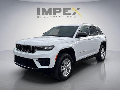 Bright White Clearcoat 2025 Jeep Grand Cherokee Laredo