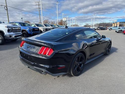 2022 Ford Mustang EcoBoost