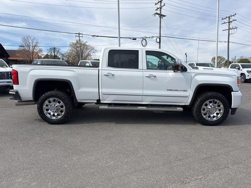 White 2019 GMC Sierra 2500 Denali