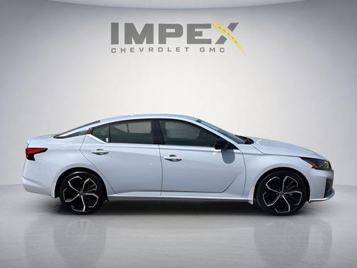 Gray 2023 Nissan Altima SR FWD