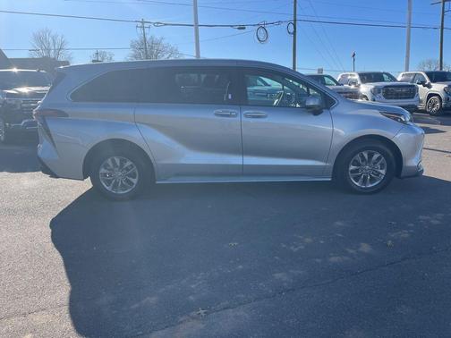 2024 Toyota Sienna LE