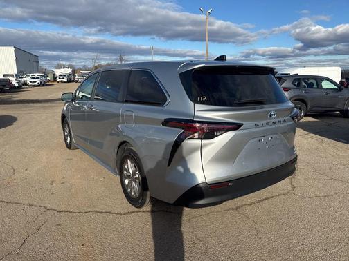 2024 Toyota Sienna LE