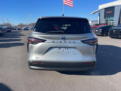 2024 Toyota Sienna LE