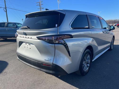 2024 Toyota Sienna LE