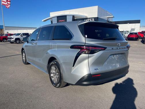 2024 Toyota Sienna LE