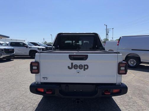 Bright White Clearcoat 2024 Jeep Gladiator Rubicon