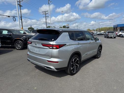 Alloy Silver Metallic 2022 Mitsubishi Outlander SE