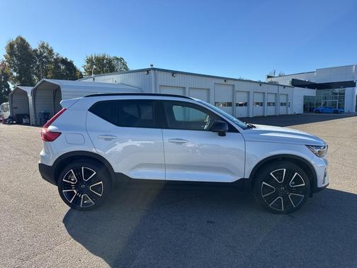 2024 Volvo XC40 B5 Ultimate Dark Theme