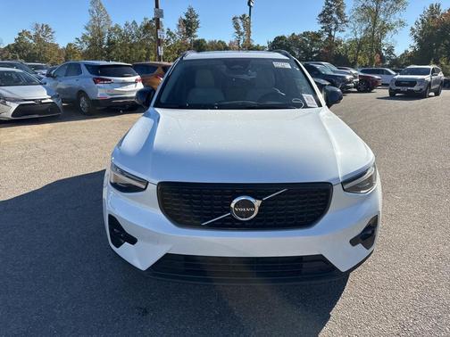 2024 Volvo XC40 B5 Ultimate Dark Theme