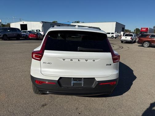 2024 Volvo XC40 B5 Ultimate Dark Theme