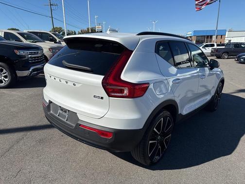 2024 Volvo XC40 B5 Ultimate Dark Theme