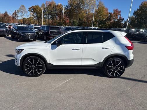 2024 Volvo XC40 B5 Ultimate Dark Theme