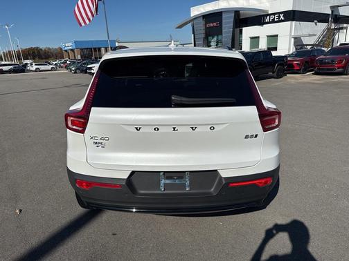 2024 Volvo XC40 B5 Ultimate Dark Theme