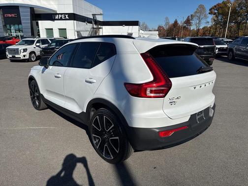 2024 Volvo XC40 B5 Ultimate Dark Theme
