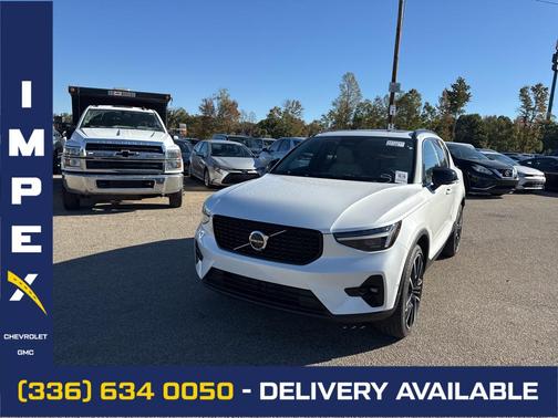2024 Volvo XC40 B5 Ultimate Dark Theme